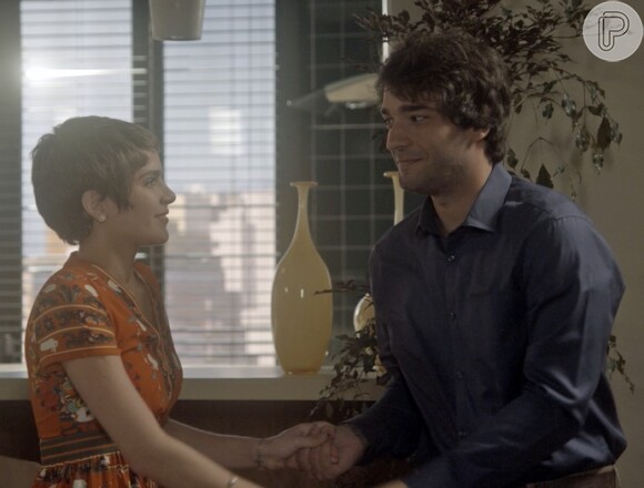 Leticia (Isabella Santoni) está tentando se reaproximar de Tiago (Humberto Carrão), na novela 'A Lei do Amor'
