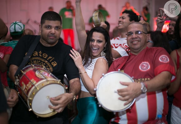 Viviane Araújo e integrantes da bateria do Salgueiro durante ensaio para o carnaval