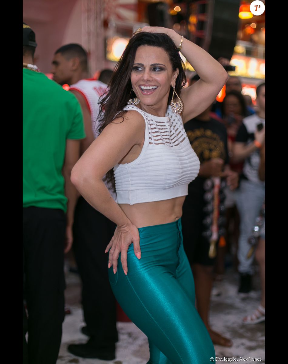 Viviane Araújo é Rainha De Bateria Do Salgueiro Desde 2008 Purepeople 2595