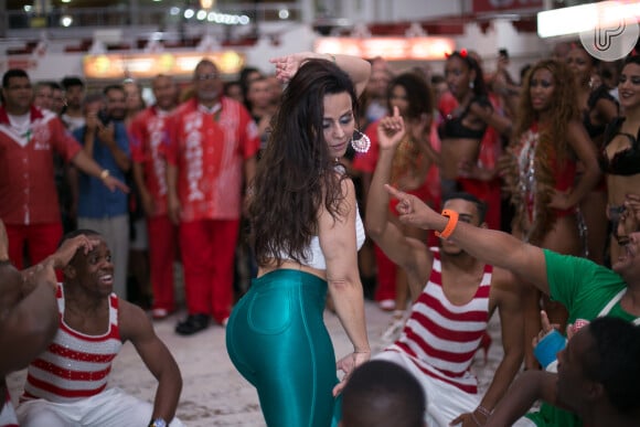 Viviane Araújo mostrou boa forma ao ser cercada pelos integrantes da vermelha e branca