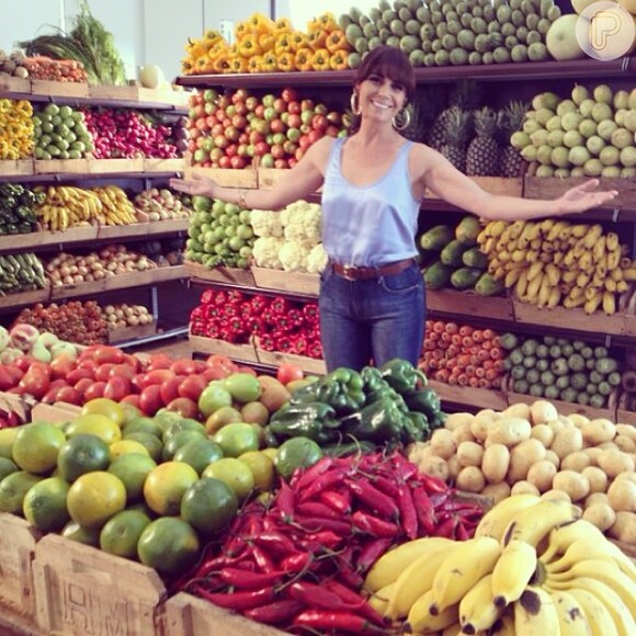 Giovanna Antonelli posa ao lado de frutas e verduras para o restaurante Pomar Orgânico