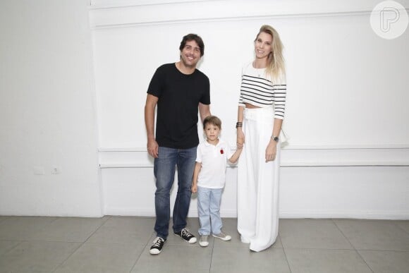 Cacá Bueno posa com a mulher, Talita Stoppazzolli Bueno, e o filho, Carlos Eduardo