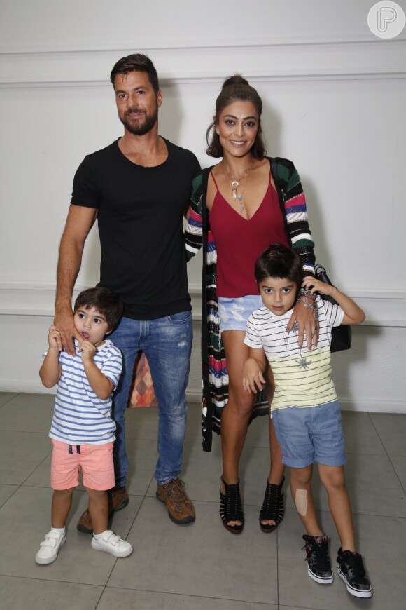 Juliana Paes leva os filhos, Pedro e Antônio, acompanhada do marido, Carlos Eduardo Baptista
