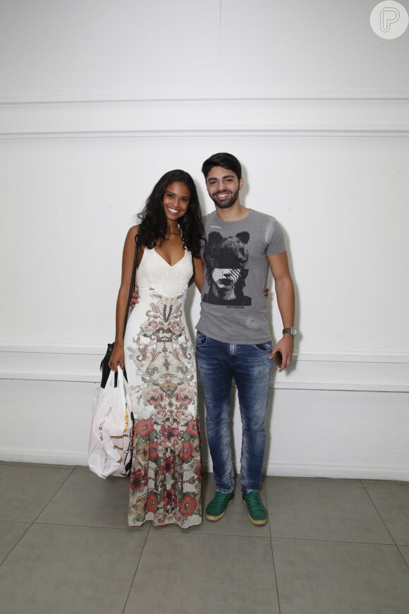 Aline Dias e o namorado, Rafael Cupello,  foram ao 1º aniversário de Maria Flor