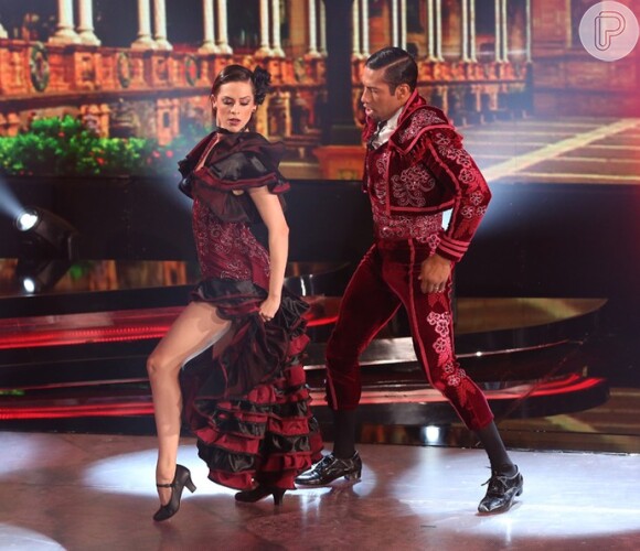Sophia Abrahão é bastante elogiada pelos jurados  ao apresentar passo doble na 'Dança dos Famosos', em 4 de dezembro de 2014