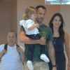 Malvino Salvador passeia com a mulher, Kyra Gracie, e a filha mais velha, Ayra, em shopping do Rio de Janeiro, em 4 de dezembro de 2016
