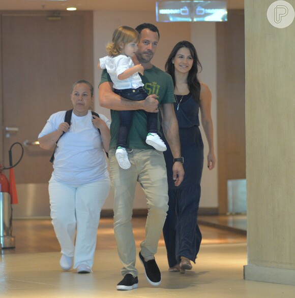 Malvino Salvador passeia com a mulher, Kyra Gracie, e a filha mais velha, Ayra, em shopping do Rio de Janeiro, em 4 de dezembro de 2016