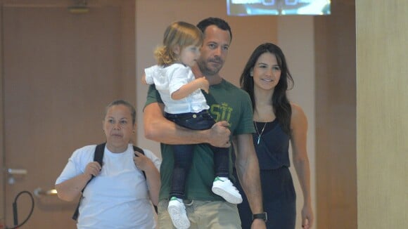 Malvino Salvador e Kyra Gracie passeiam com a filha Ayra por shopping do Rio