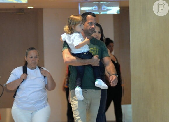 Malvino Salvador e a mulher, Kyra Gracie, foram ao cinema com a filha mais velha, Ayra