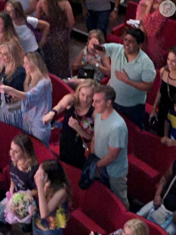Em um outro momento, Luciano Huck e Angélica acompanharam a apresentação da filha, Eva, de pé e tiraram diversas fotos
