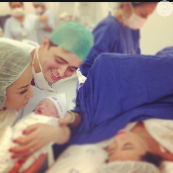 Sabrina Sato é titia pela primeira vez! A apresentadora acompanhou o parto da irmã, Karina Sato, ao lado do cunhado, Felipe, em 11 de janeiro de 2013