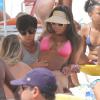 Thammy Miranda curtiu o domingo, 12 de janeiro de 2013, na praia da Barra da Tijuca, no Rio, ao lado de sua namorada, Andressa Ferreira