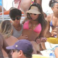 Thammy Miranda troca carinhos com a namorada em praia do Rio
