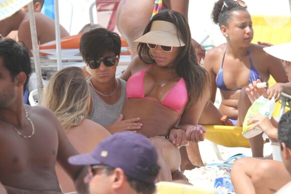 Thammy Miranda curtiu o domingo, 12 de janeiro de 2013, na praia da Barra da Tijuca, no Rio, ao lado de sua namorada, Andressa Ferreira