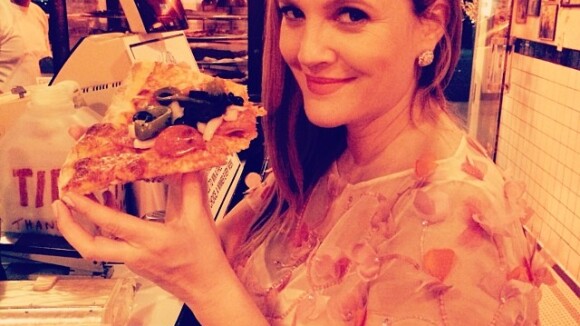 Drew Barrymore, grávida, come pizza após Globo de Ouro: 'Esperei a noite toda'