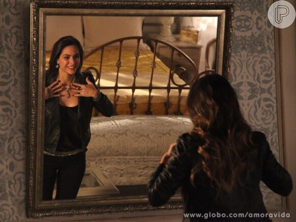Leila (Fernanda Machado) fica admirando as joias que herdou e se esquece do fogo que iniciou na mansão, em 'Amor à Vida'