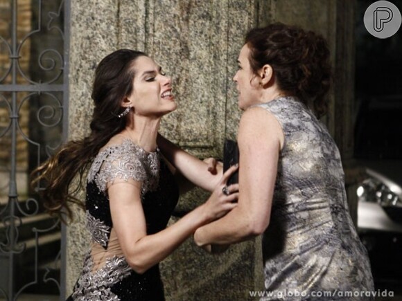 Leila (Fernanda Machado) apanha da mãe depois de ser desmascarada no casamento de Thales (Ricardo Tozzi) e Nicole (Marina Ruy Barbosa), em 'Amor à Vida'