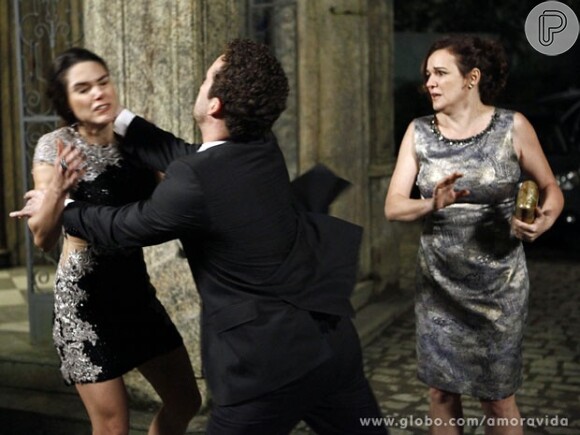 Daniel (Rodrigo Andrade) também bate em Leila (Fernanda Machado), em cena de 'Amor à Vida'