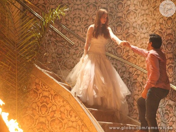 Nicole (Marina Ruy Barbosa) aparece para ajudar Thales (Ricardo Tozzi) a salvar Natasha (Sophia Abrahão), em 'Amor à Vida'