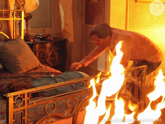 Thales (Ricardo Tozzi) encontra Natasha (Sophia Abrahão) inconsciente, no quarto em chamas, em 'Amor à Vida'