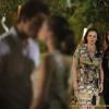 Leila (Fernanda Machado) vê Rafael (Rainer Cadete) beijando Linda (Bruna Linzmeyer) e o denuncia à polícia, em 'Amor à Vida'