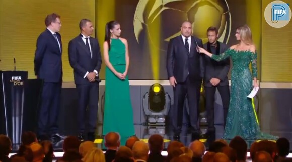 Fernanda Lima conversa com Ronaldo e Neymar, que opinaram sobre a final da Copa 2014. O craque do Barcelona aposta numa final entre Brasil e Argentina e Ronaldo acredita que dará Brasil e Alemanha, como em 2002