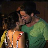 Giovanna Lancellotti é flagrada aos beijos com o publicitário Marco Farah