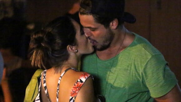 Giovanna Lancellotti é flagrada aos beijos com o publicitário Marco Farah