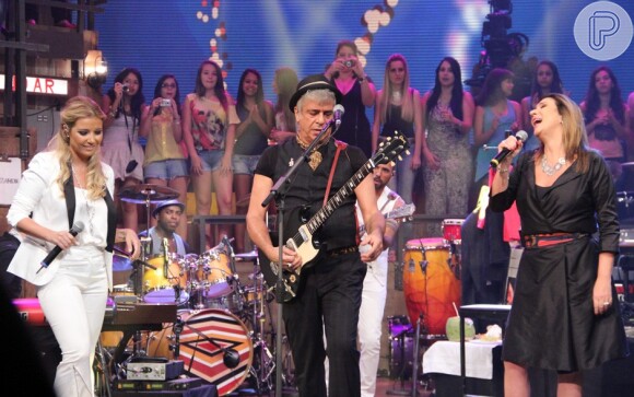Filha de Zizi Possi, Luiza recentemente dividiu o palco de um programa de TV com a mãe e o cantor Lulu Santos