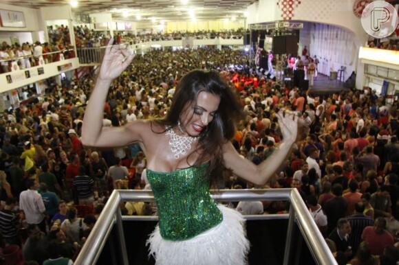 Vestida com as cores da Grande Rio, Carla Prata sambou no camarote do Salgueiro, em 5 de janeiro