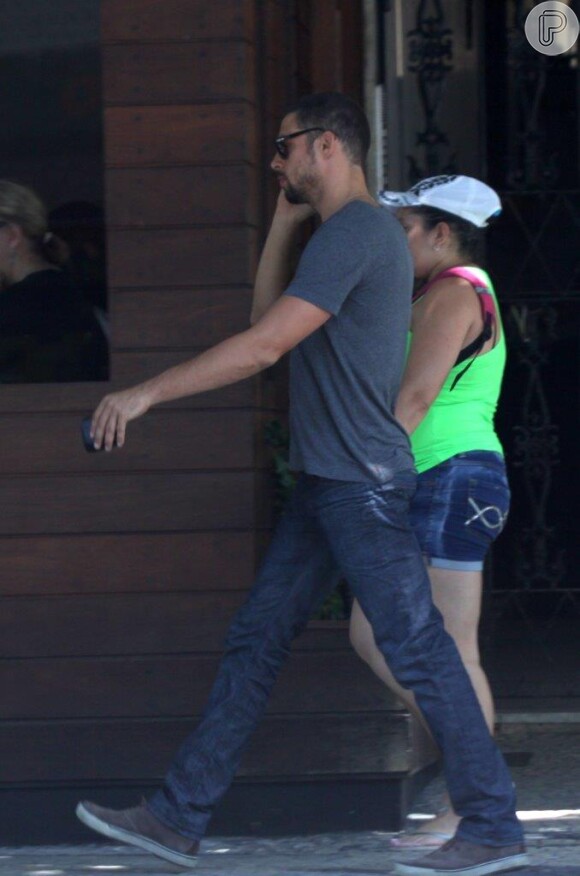 Cauã Reymond almoça sozinho e depois caminhas pelas ruas do Leblon, bairro da Zona Sul do Rio de Janeiro, em 15 de janeiro de 2013