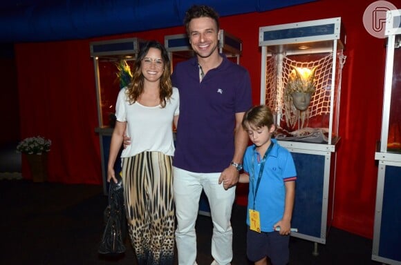 Fernanda Vasconcellos e Cássio Reis sempre são vistos juntos passeando com Noah, filho do ator com Danielle Winits