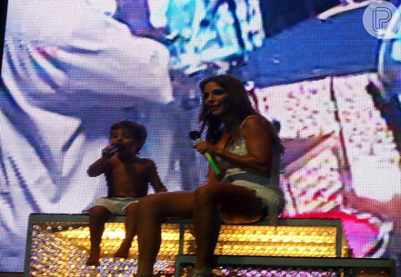 Ivete conversa com o filho, Marcelo, de 3 anos, no palco de show na Bahia