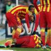 Neymar é amparado pelos colegas de clube após sofrer a lesão