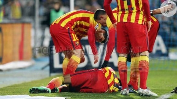 Neymar é amparado pelos colegas de clube após sofrer a lesão