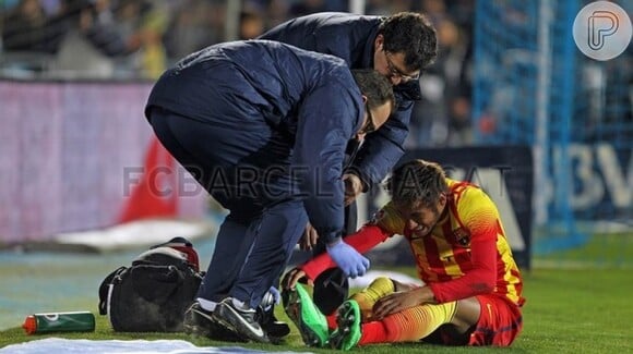 De acordo com o Barcelona, Neymar sofreu um entorse nos tendões peroneais do tornozelo direito