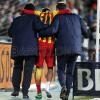 Neymar deixa o campo aparado por médicos do Barcelona