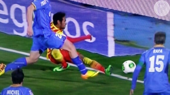 Momento em que Neymar prende o pé e torce o tornozelo direito