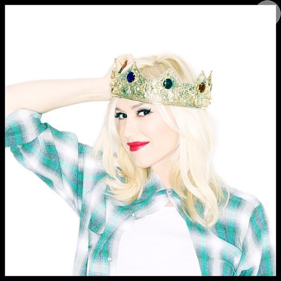 Gwen Stefani usou o Instagram hoje, 17 de janeiro de 2014, para anunciar aos fãs que está esperando um menino. 'Eu estava pronta para abrir mão da coroa. Mas eu acho que ainda sou a rainha da casa. É um menino. Cercada de meninos', escreveu na legenda