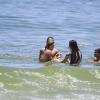 Grazi Massafera passa a tarde deste sábado, 18 de janeiro de 2014, na praia da Barra da Tijuca, Zona Oeste do Rio de Janeiro, acompanhada de sua filha, Sofia, de 1 ano e 8 meses, e de amigos