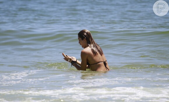 Grazi Massafera brinca com água-viva na tarde deste sábado, 18 de janeiro de 2014, na praia da Barra da Tijuca, Zona Oeste do Rio de Janeiro