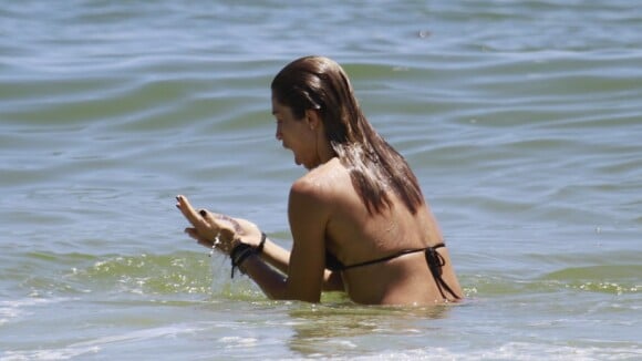 Grazi Massafera 'pega jacaré' e brinca com água-viva em dia de praia no Rio