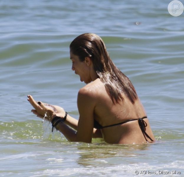 Grazi Massafera brinca com água-viva na tarde deste sábado, 18 de janeiro de 2014, na praia da Barra da Tijuca, Zona Oeste do Rio de Janeiro