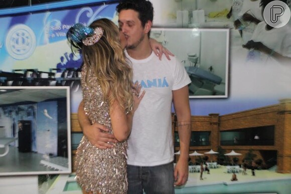 Sabrina Sato beija o namorado, João Vicente de Castro, antes de sambar com a bateria da Vila Isabel