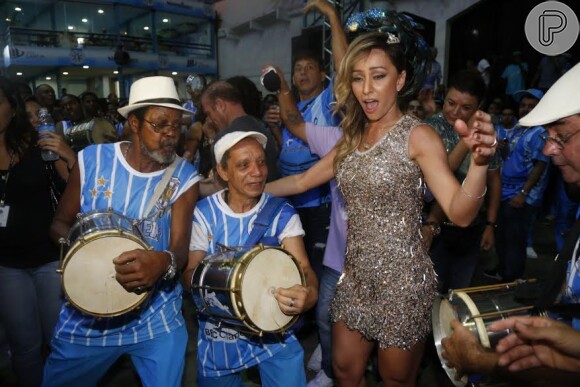 Sabrina Sato é rainha de bateria da escola de samba Vila Isabel