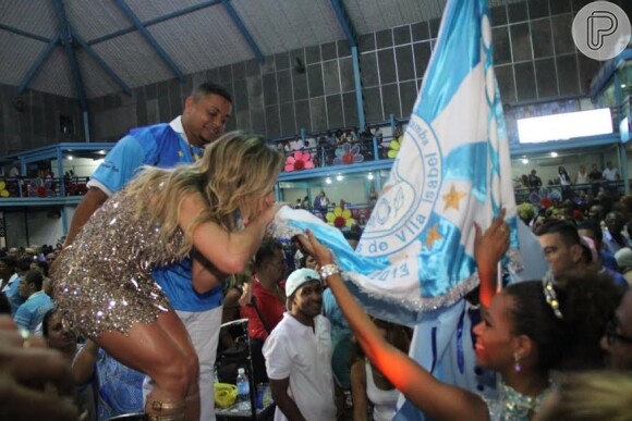 Sabrina Sato beija a bandeira da Vila Isabel, escola que é rainha de bateria