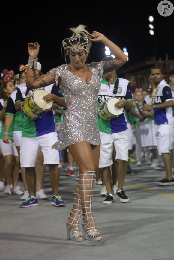 Dani Bolina mostra samba no pé