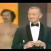 David Niven apresentava Elizabeth Taylor no Oscar de 1974 quando um homem nu entrou correndo no palco e o interrompeu. Para reverter a situação, o ator fez piadas com as partes íntimas do homem, que fazia o sinal da paz com a mão