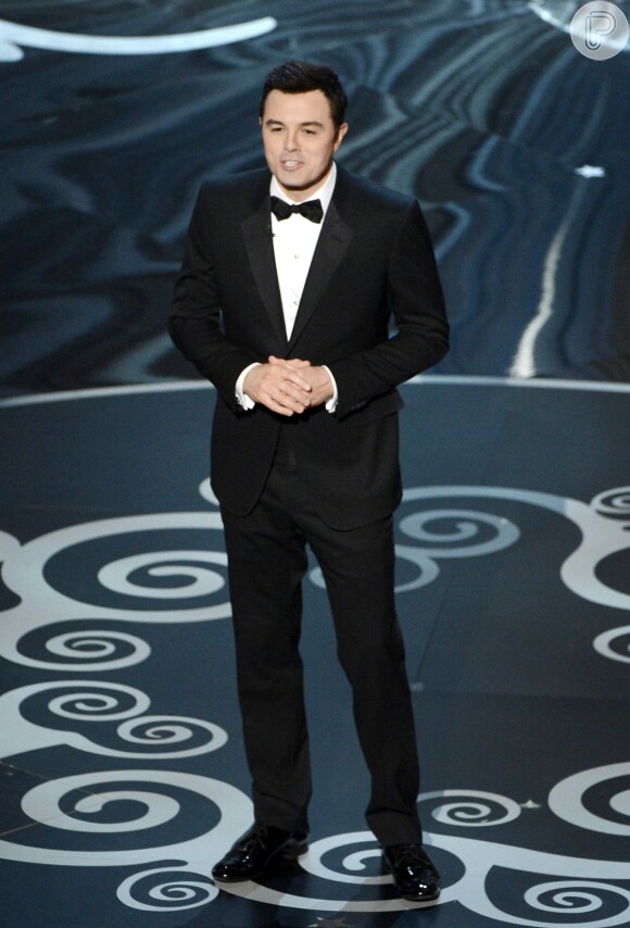 As piadas de Seth MacFarlane no Oscar 2013 não agradaram à plateia. No início da apresentação, ele cantou a música 'We Saw Your Boobs', que mencionava os filmes em que atrizes presentes haviam mostrado seus seios, o que gerou muito constrangimento