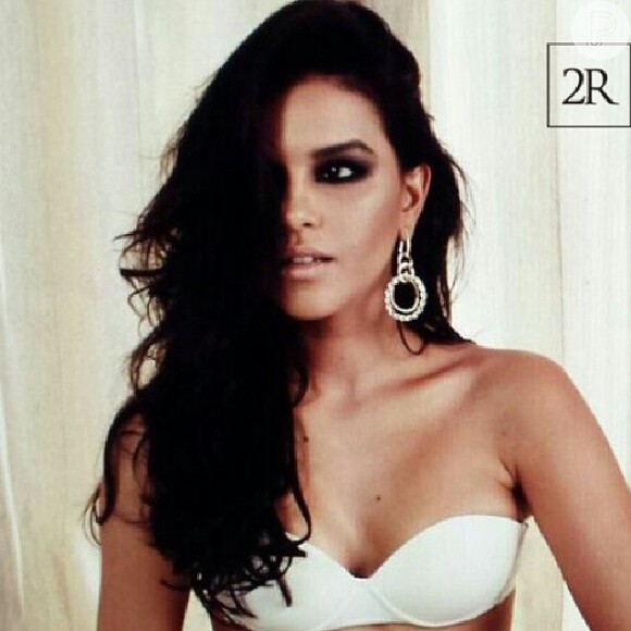 Mariana Rios exibe o corpo magrinho em campanha de marca de lingerie